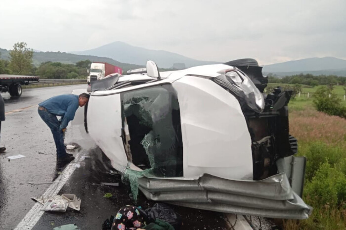 Volcadura de auto en la Autopista Siglo XXI deja un saldo de 3 heridos