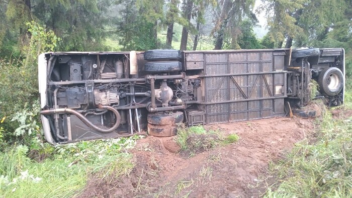 Volcadura de autobús en Pátzcuaro deja ocho lesionados