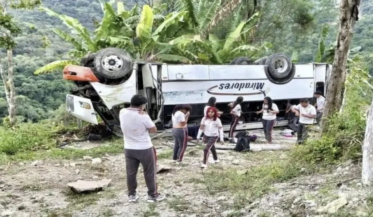 Volcadura de autobus en Veracruz deja al menos 3 muertos y 20 heridos