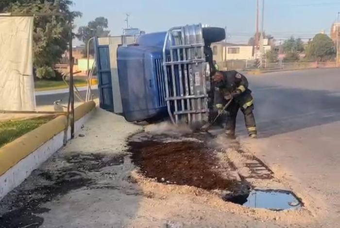 Volcadura de camión con carga de maíz provoca movilización en La Piedad