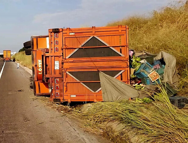 Volcadura de camión con plátanos en la autopista Siglo XXI