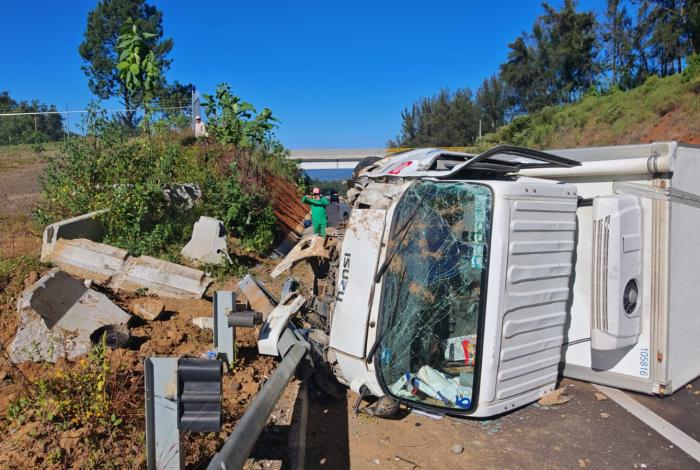 Volcadura de camión de la empresa LALA provoca movilización en la Autopista Siglo XXI