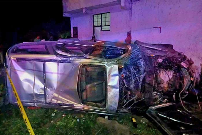 Volcadura de camioneta deja 2 adultos y un bebé muertos en Zitácuaro; 4 niñas resultaron heridas