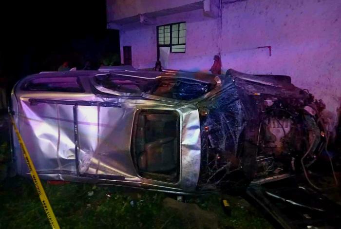 Volcadura de camioneta deja 2 adultos y un bebé muertos en Zitácuaro; 4 niñas resultaron heridas