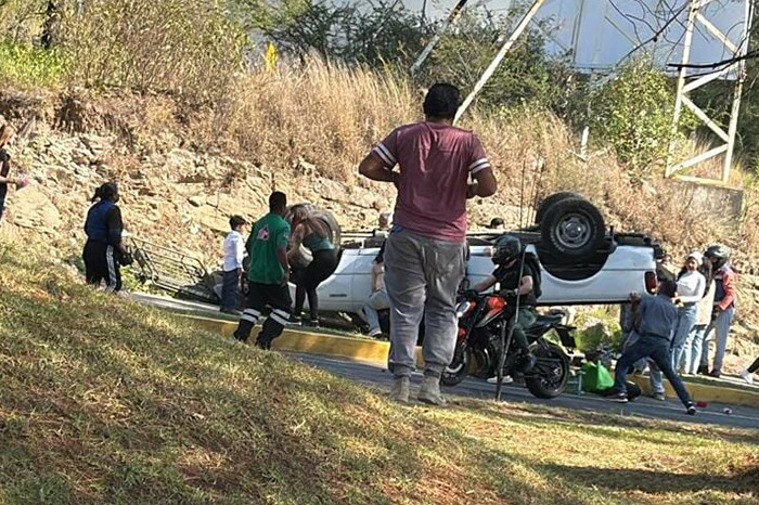 Volcadura de camioneta en zona de Altozano deja 4 personas lastimadas