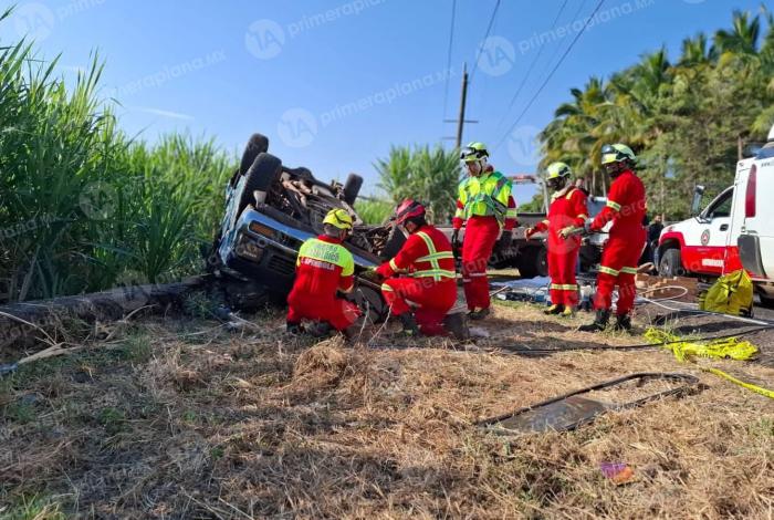 Volcadura de camioneta en carretera de Tacámbaro deja un muerto