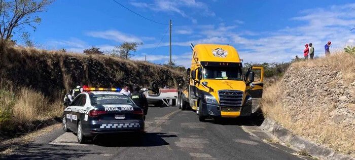 Volcadura de camioneta maderera en la Morelia – Atécuaro