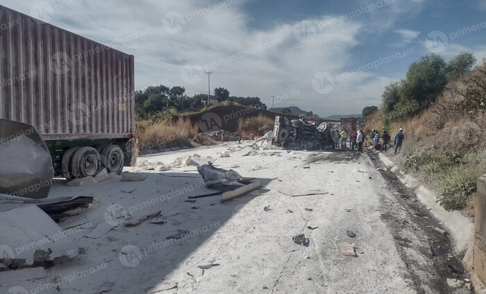 Volcadura de trailer con harina deja tres lesionados, en Ziracuaretiro