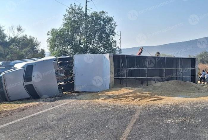 Volcadura de tráiler cubre de aserrín y bloquea carretera de Puruándiro