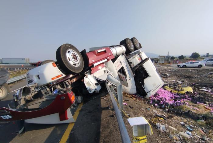 Volcadura de tráiler deja un muerto y un herido en la región de Copándaro