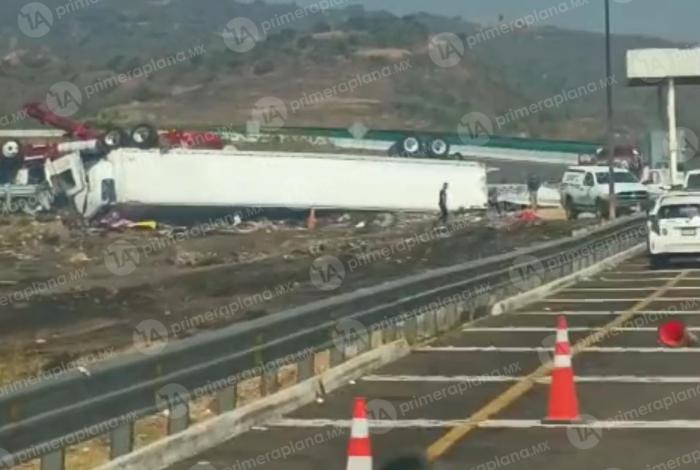 Volcadura de tráiler en caseta de Copándaro deja un muerto