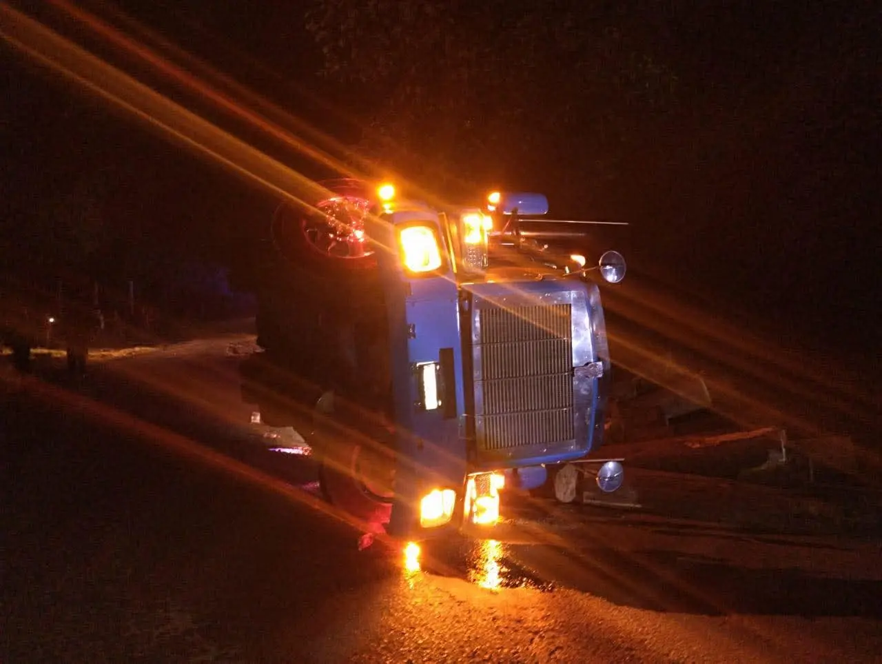 Volcadura de tráiler maderero en la Zitácuaro-Morelia