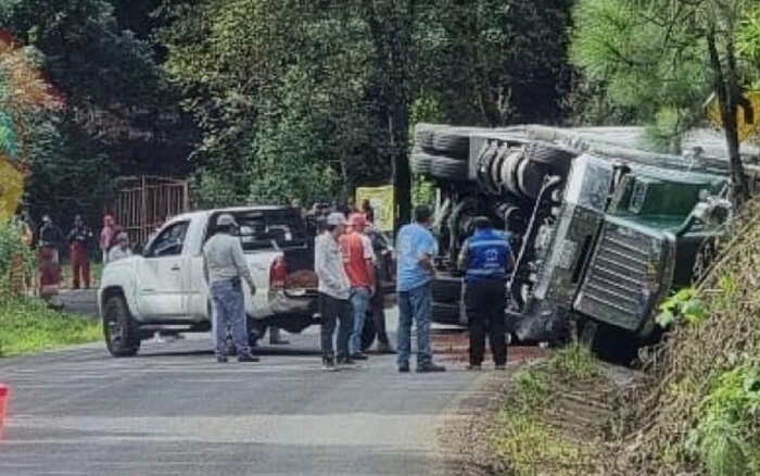 Volcadura de tráiler provoca derrame de combustible en Villa Madero