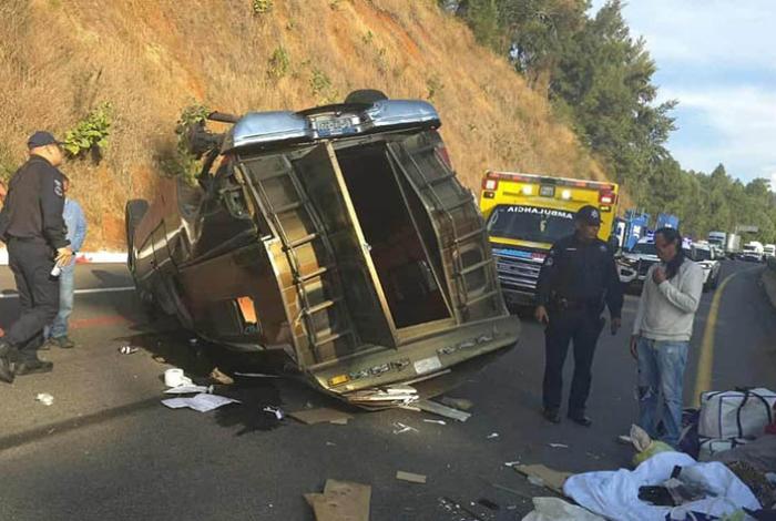 Volcadura de una camioneta en la Autopista Siglo XXI deja una persona lesionada