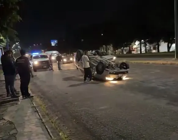 Volcadura en el Periférico de Morelia deja sólo daños materiales