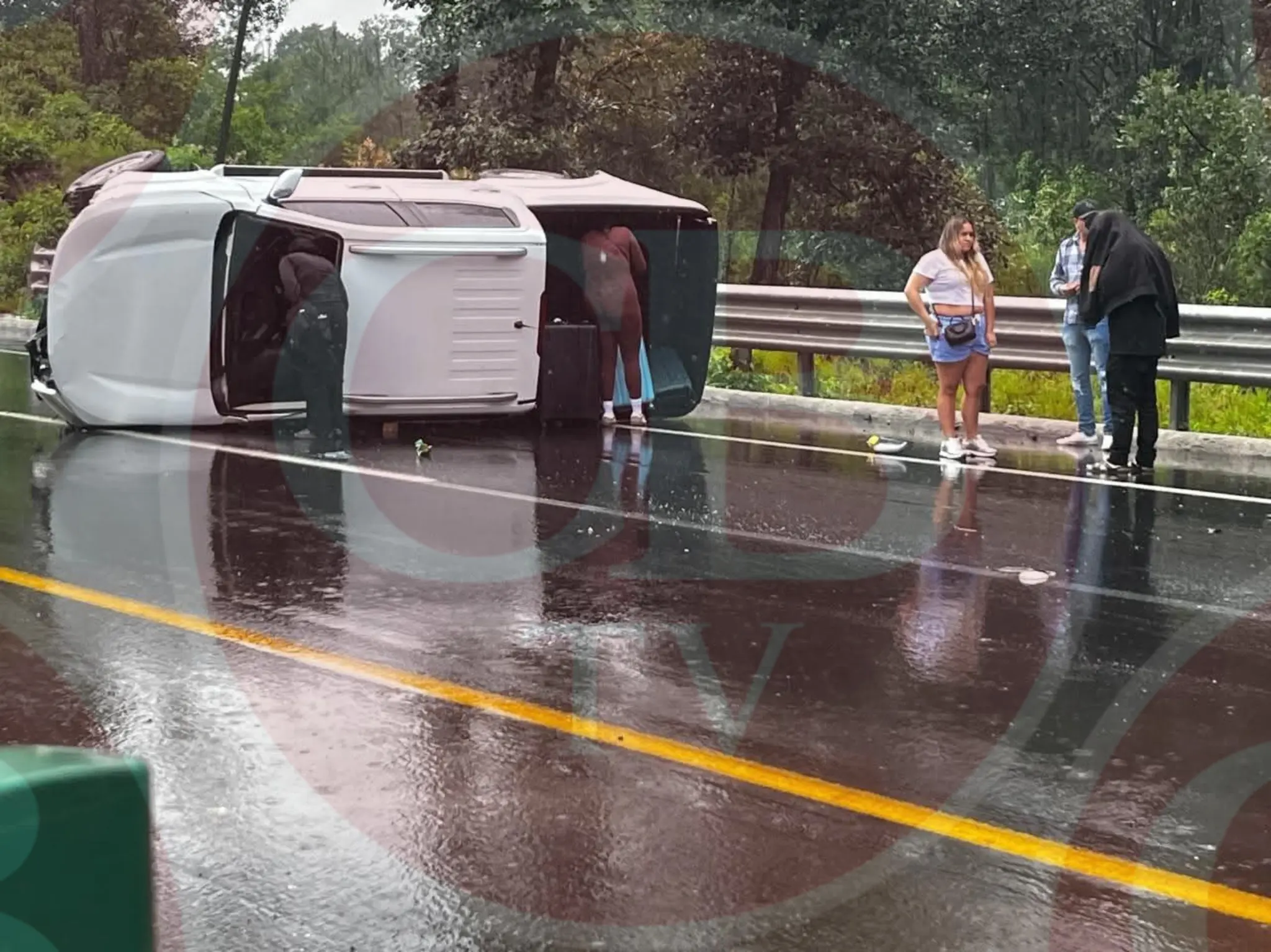 Volcadura en la Siglo XXI cerca de Zirahuén; no hubo heridos