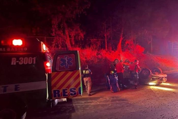 Volcadura sobre la carretera Uruapan-Paracho deja una mujer embarazada lesionada