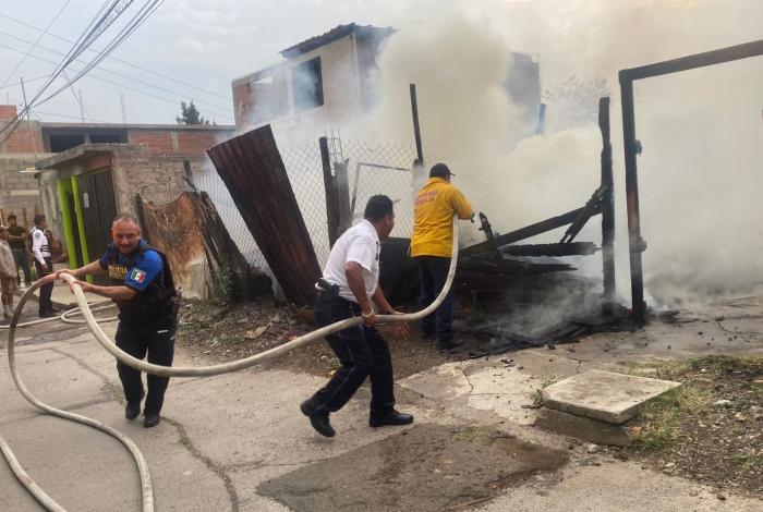 Voraz incendio consume dos humildes viviendas de la colonia Niño Artillero