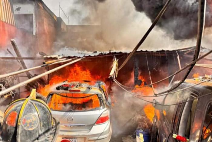 Voraz incendio consume taller mecánico y vehículos en la colonia Ignacio Gómez, en Uruapan