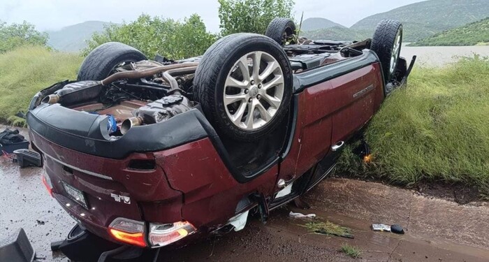 Vuelca auto en la autopista Pátzcuaro-LC