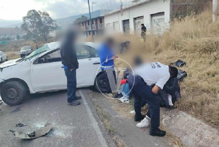 Vuelca auto en la carretera Morelia-Maravatío, cerca de Atapaneo