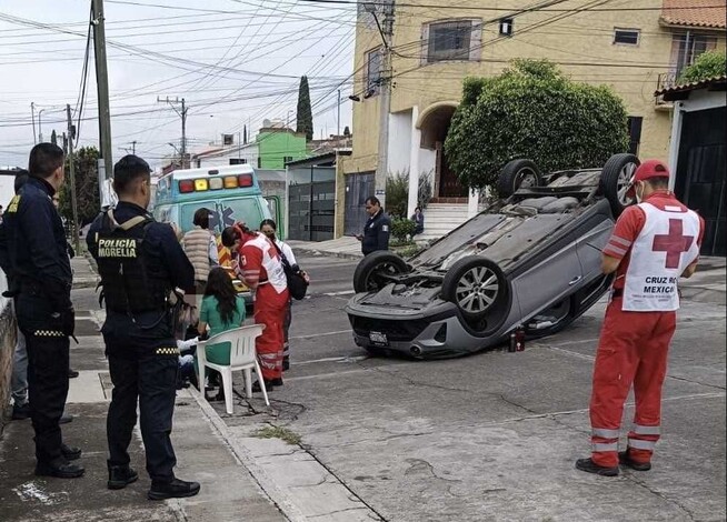 Vuelca auto en la colonia Leona Vicario de Morelia; adolescente queda herido