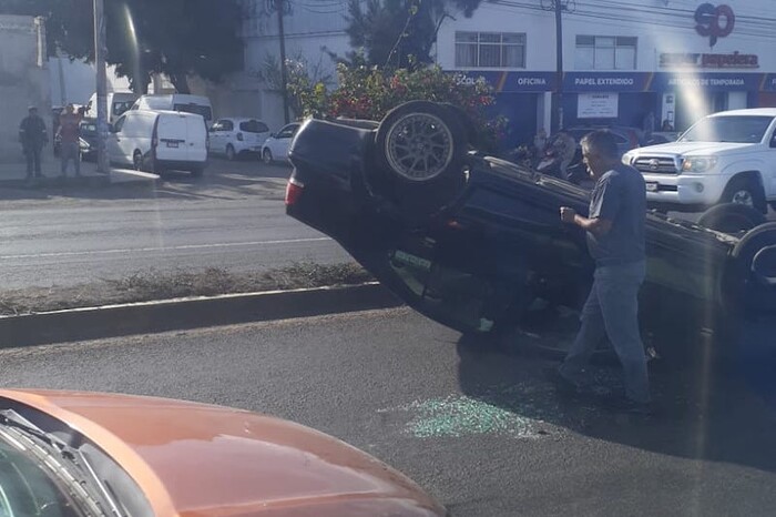 Vuelca auto en la Morelia-Salamanca; huye el conductor