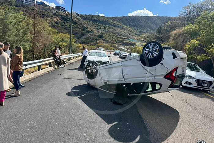 Vuelca auto en zona de Tres Marías y ocurre carambola al poniente de Morelia