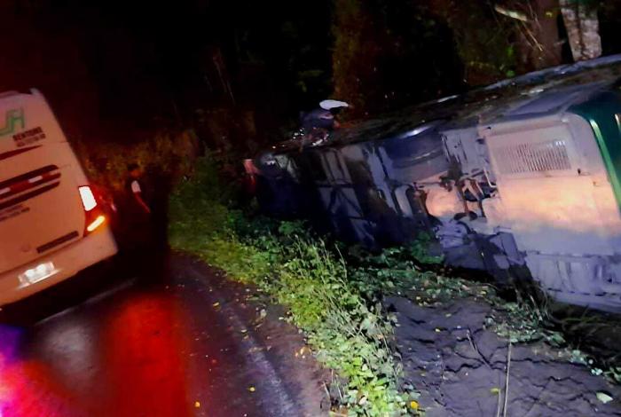 Vuelca autobús de pasajeros en Tacámbaro; hay 12 heridos
