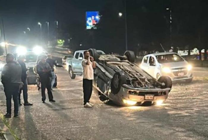 Vuelca automóvil en cerca de la TAM