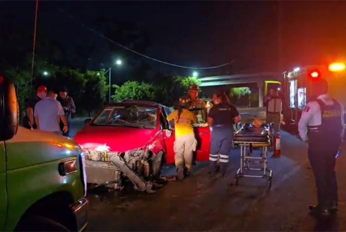 Vuelca automóvil en el Libramiento de Morelia, cerca del Estadio Morelos