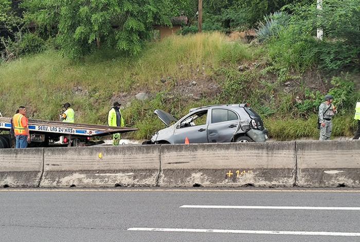 Vuelca automóvil en la carretera Cuatro Caminos-Apatzingán; no hay rastro de sus ocupantes
