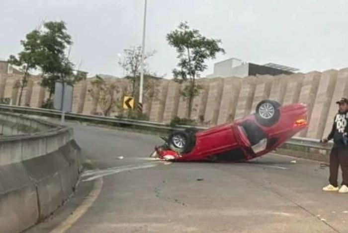 Vuelca automóvil en la zona de Tres Marías, Morelia