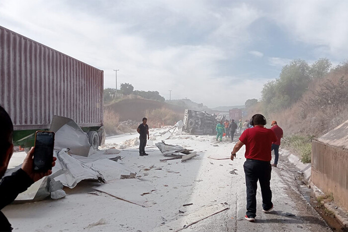 Vuelca camión cargado con costales de harina en la Siglo XXI; hay cierre total en la zona