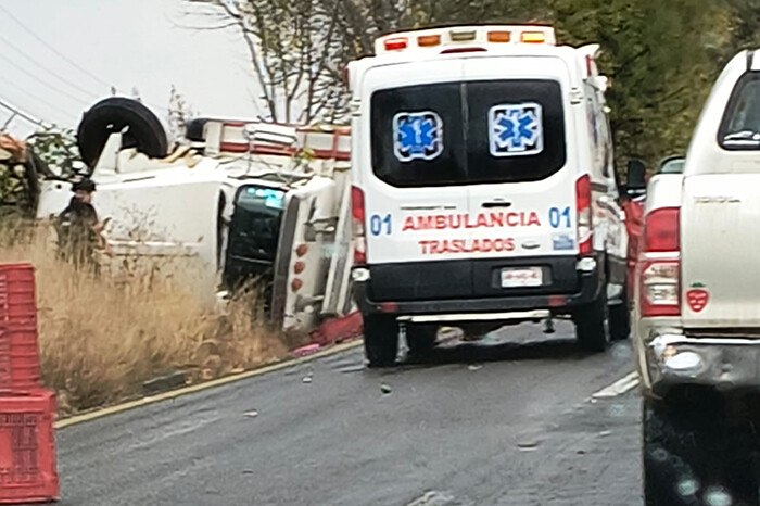 Vuelca camión cargado de aguacates en la carretera Morelia-Pátzcuaro