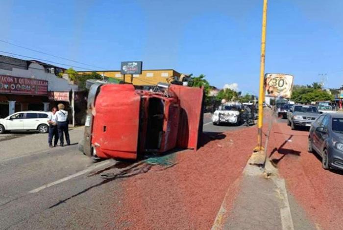 Vuelca camión de carga en Nueva Italia
