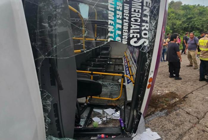 Vuelca camión de la ruta Centros Comerciales en Morelia; al menos 13 lesionados