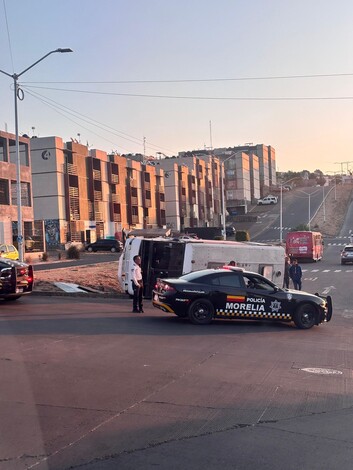 Vuelca camión de pasajeros en el fraccionamiento Camponubes, Morelia