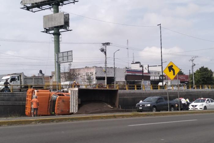 Vuelca camión de volteo cargado de arena sobre el Libramiento Norte de Morelia