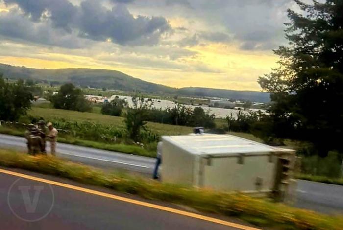 Vuelca camión sobre la carretera Morelia-Pátzcuaro, a la altura de Lagunillas