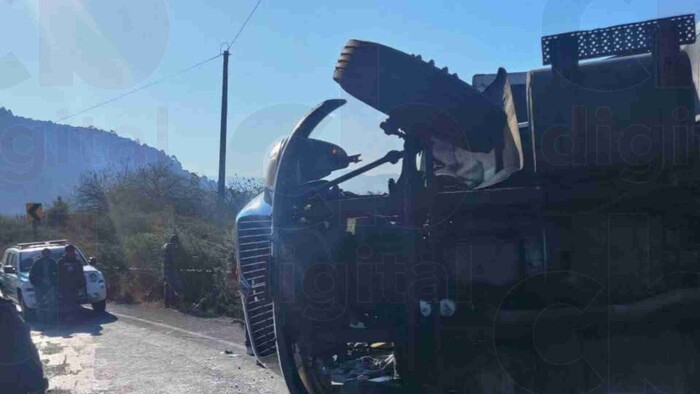 Vuelca camión sonidero en Zinapécuaro