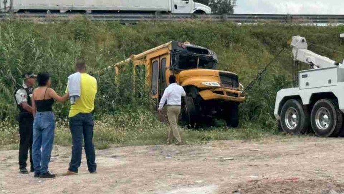 Vuelca camión y muere alumno del Tec Celaya