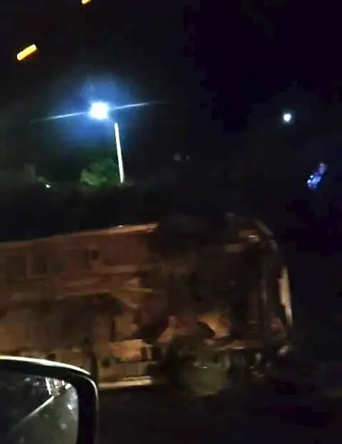 Vuelca camioneta al atropellar un semoviente en Tarímbaro