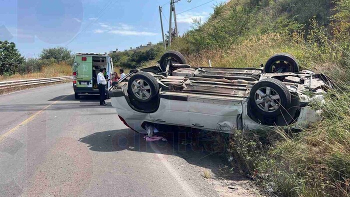 Vuelca camioneta al chocar un taxi en Morelia