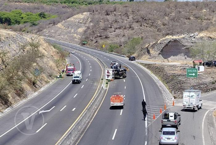 Vuelca camioneta cargada de limón en la carretera Nueva Italia-Apatzingán, en Parácuaro
