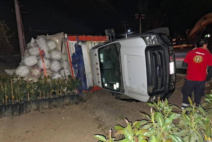 Vuelca camioneta con carga de maiz en la Zitácuaro-Morelia