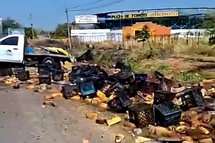 Vuelca camioneta con jugos sobre la Apatzingán -Cuatro Caminos