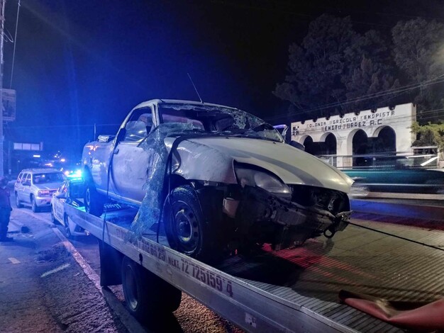 Vuelca camioneta de la CFE en la Av. Madero Poniente de Morelia; hay 1 herido