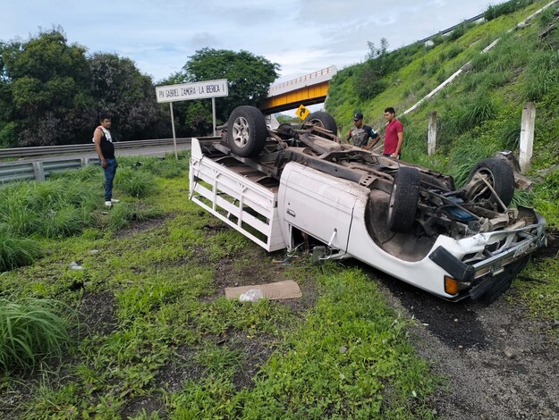 Vuelca camioneta de redilas cera de la caseta de cobro de Santa Casilda