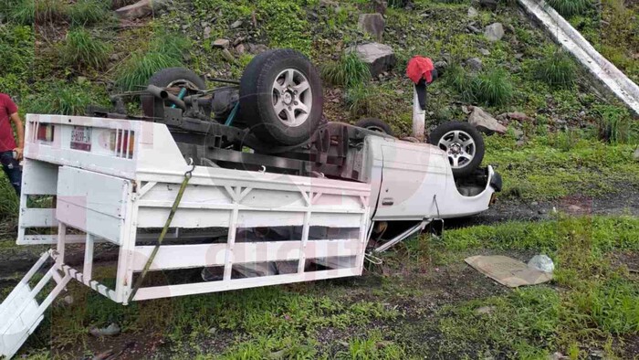 Vuelca camioneta de redilas en la Siglo XXI